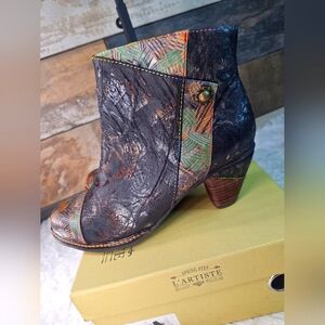 L'ARTISTE Waterlily Spring Step Leather Boots - Size 8.5 - NWOT - B775208